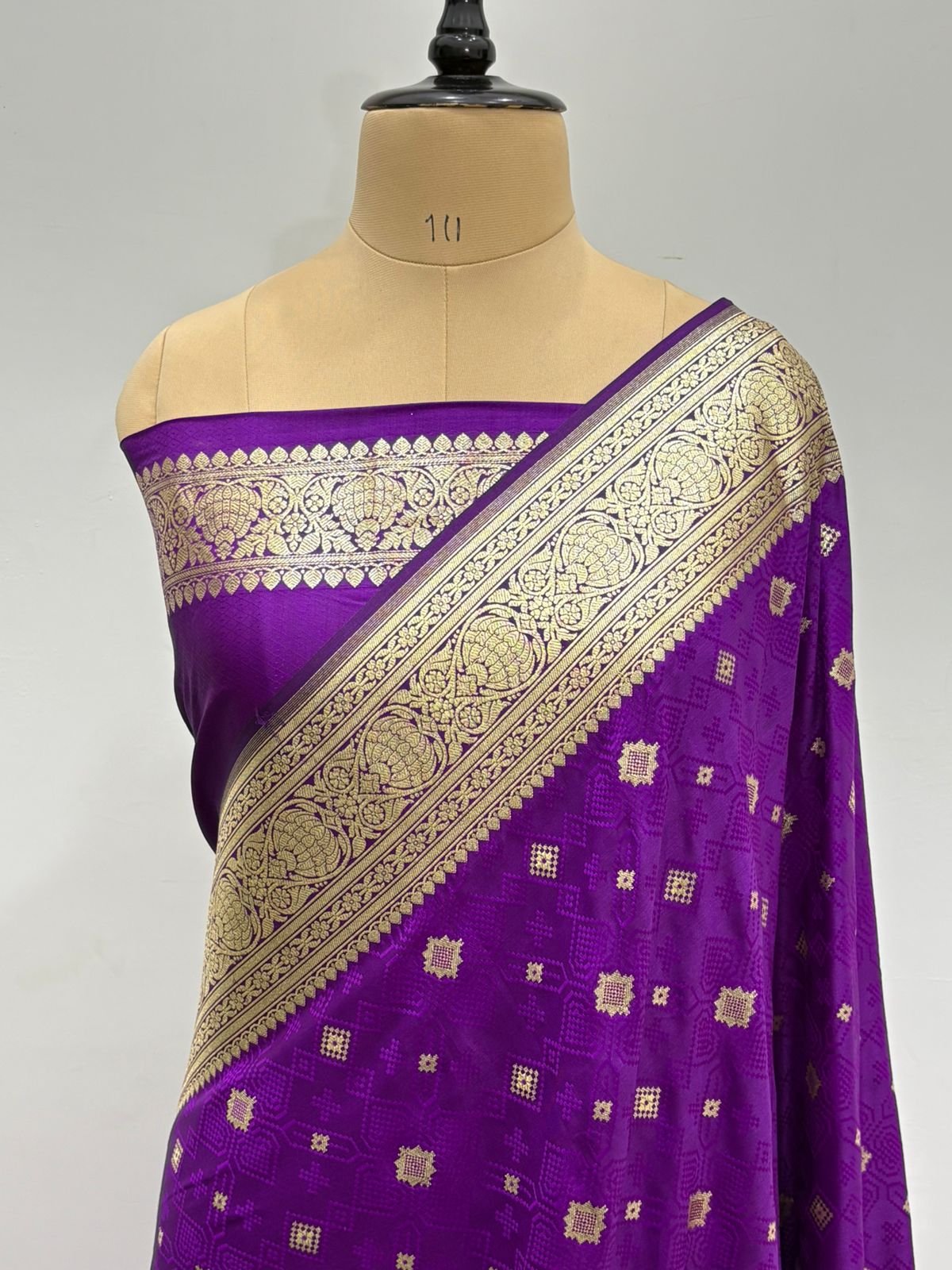 lite whight katan saree 5.50 miter blouse 0.80 miter